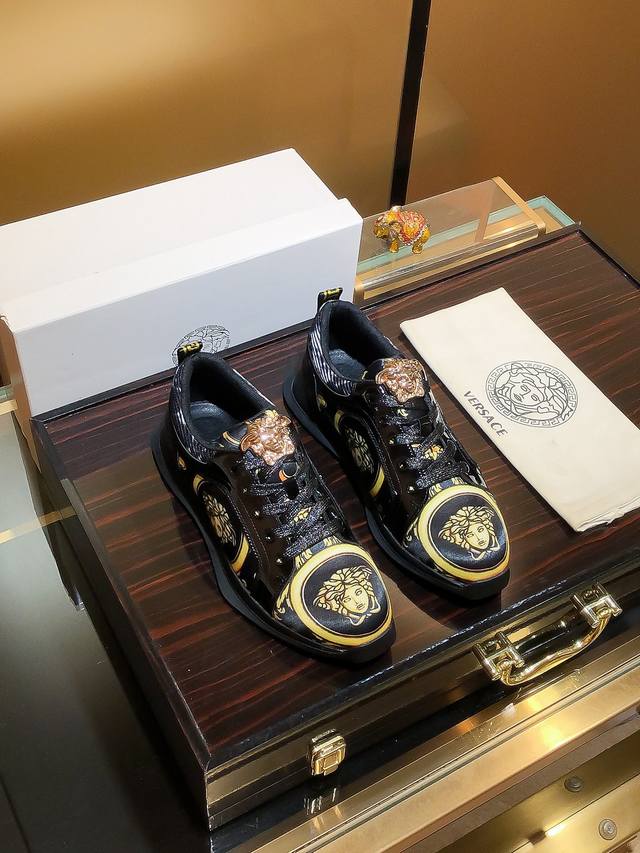 商品名称：Versace 范思哲 正规码数: 38-44 休闲鞋 商品材料：精选 牛皮鞋面，柔软羊皮内里；原厂大底。